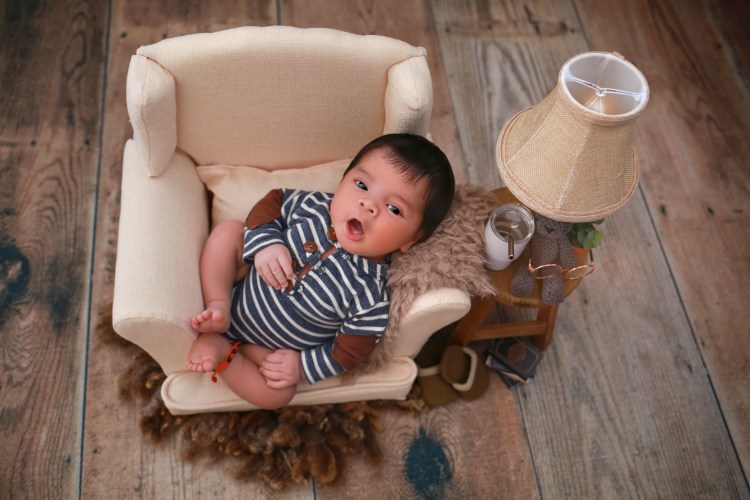 “Why Studio Newborn Sessions Save Moms From… Literally Everything (Including&nbsp;Laundry)”